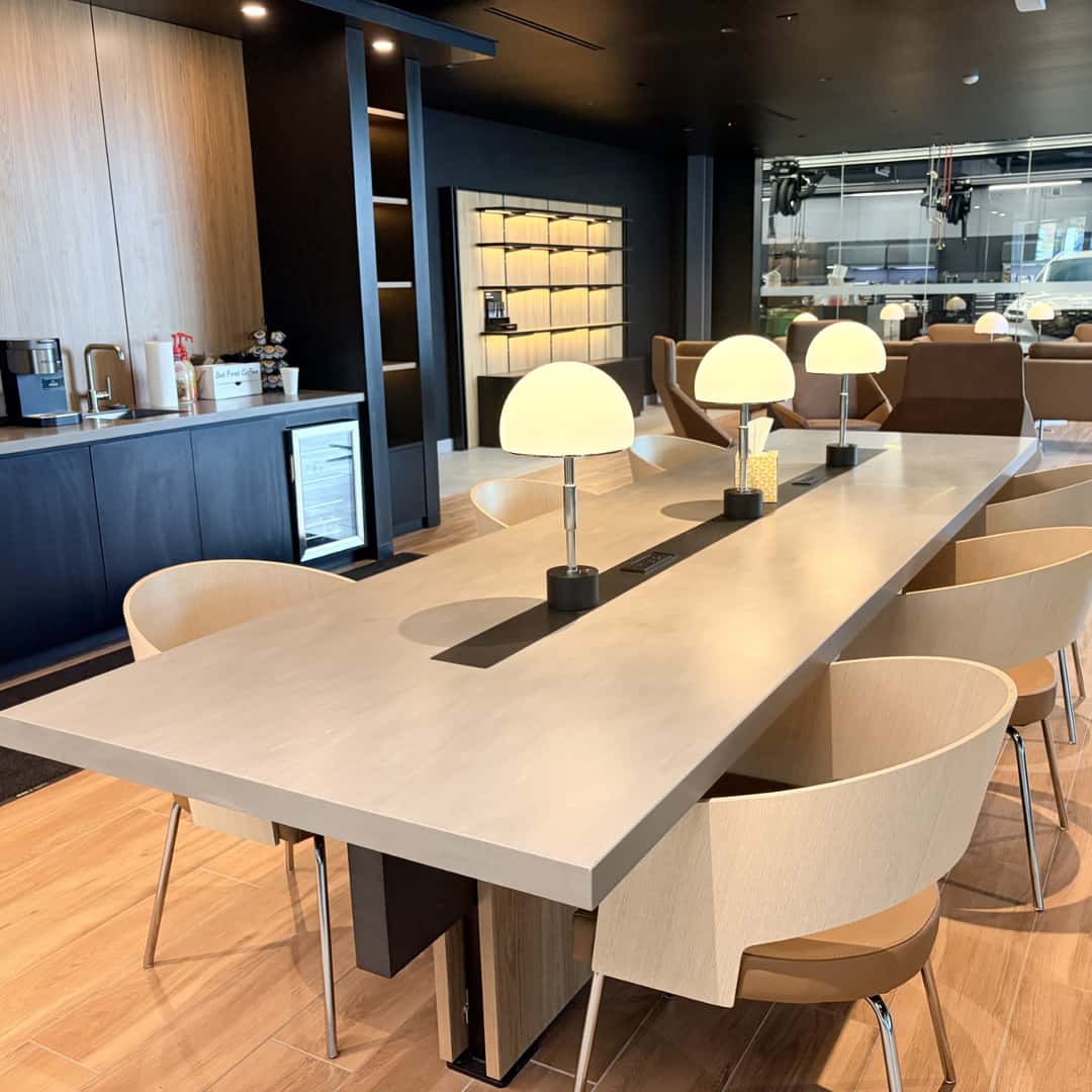 Service Lounge with transparancy to service shop