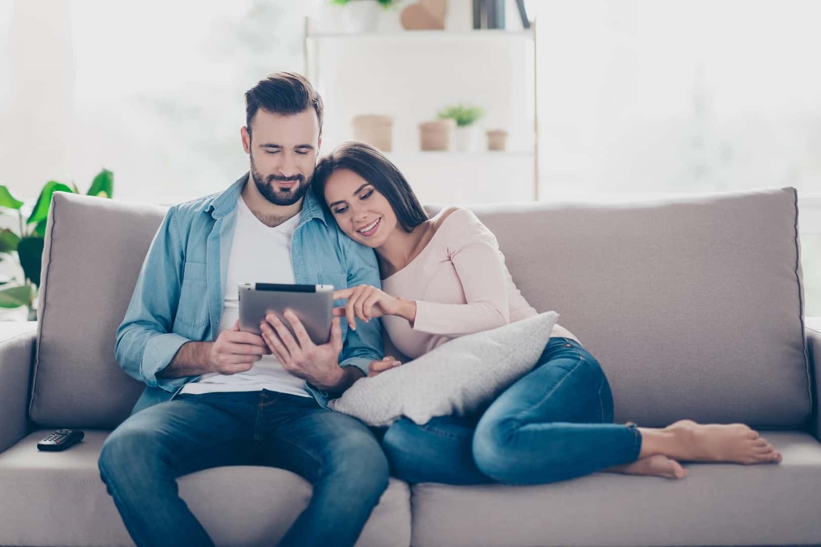 Couple Financing a Lexus Online