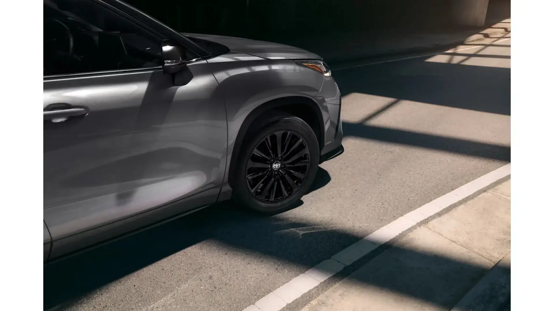 2026 Toyota Highlander XSE exterior with sport-styled black accents